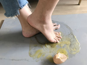 [COSสวัสดิการ] An Qiao Qiao Er (Nia Qiao Qiao) No.015 Dirty Feet Step on Eggs