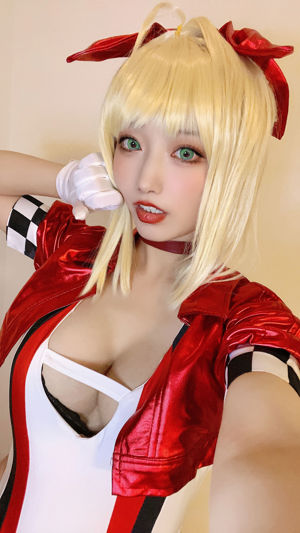 [Cosplay] Blogger di anime Cheche Celia - Nero Racing