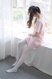 "Pink Girl and White Silk Foot" [Sen Luo Foundation] R15-035