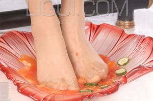 [丽柜LiGui] Model Sisi "Foot on Vegetables" Photo Picture