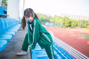 Kitaro_Kitaro "Chica en ropa deportiva verde"