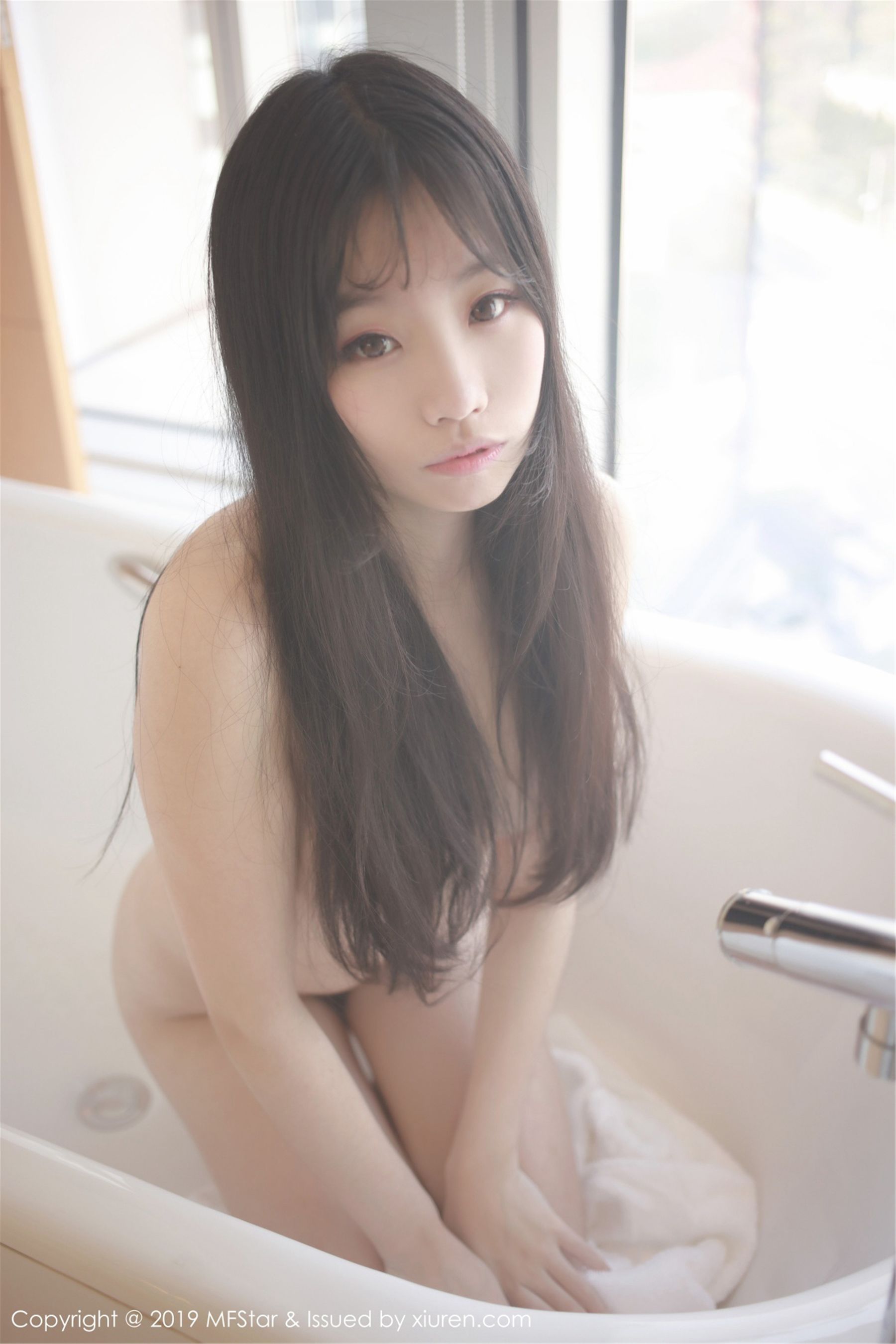 Strawberry Bunny "A Girl with Snowy White Skin under an Open Back Sweater" [Model Academy MFStar] Vol.189 Page 32 No.9b270b