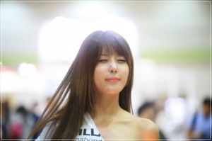Xu Yunmei-Sexy White Denim Shorts Street Auto Show [Korea Booth Beauty]